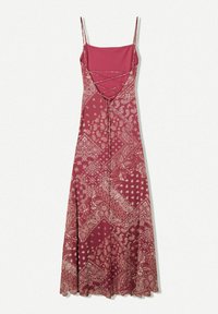 Abito lungo color bordeaux con spalline sottili, caratterizzato da un motivo a paisley e a pois testurizzato. Parte superiore solida con dettaglio incrociato sul retro.