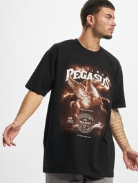 Sort bomulds T-shirt med et stort tryk af en bevinget hest, "Flying Pegasus" tekst og cirkulære trykte detaljer. Løs pasform.