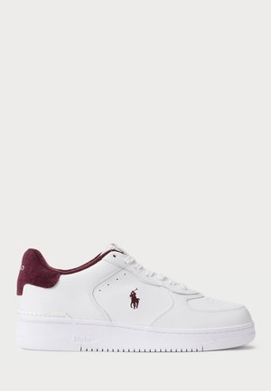 Baskets blanches en cuir avec un talon en daim bordeaux. Présentent des perforations, des lacets blancs et un logo embossé sur le côté. Semelle en caoutchouc épaisse.