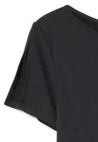 Chemise noire à manches courtes avec une texture lisse. Présente un col rond et une fente sur le côté de la manche pour une liberté de mouvement et une respirabilité.