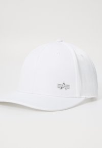 Căciulă de baseball albă dintr-un material neted, cu o margine curbată și un accent cu logo argintiu pe partea din față. Design cu șase panouri și orificii de aerisire.