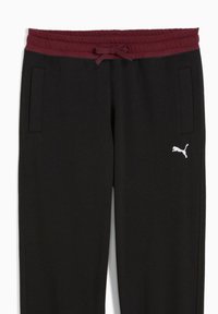 Sorte sweatpants med et bordeaux elastisk taljebånd og snøre. Har sidelommer og et hvidt Puma-logo på venstre lår.