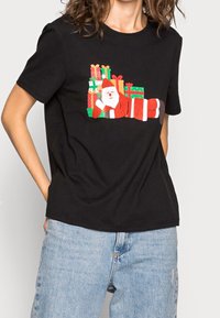 Svart t-shirt med en färgglad Santa-grafik omgiven av röda och gröna presenter, gjord av mjuk bomull med en avslappnad passform.