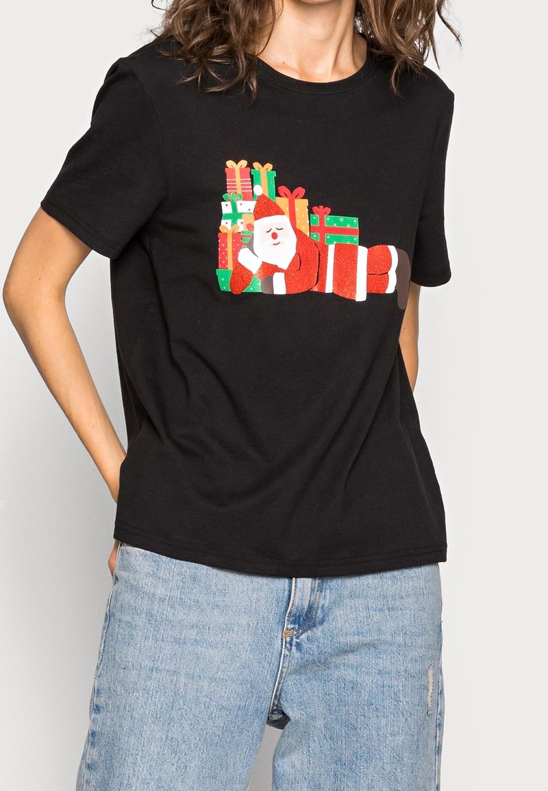 Svart t-shirt med en färgglad Santa-grafik omgiven av röda och gröna presenter, gjord av mjuk bomull med en avslappnad passform.