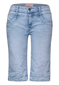 Pantalones capri de mezclilla azul claro con cinco bolsillos, detalles de costura y un cierre de botón en la cintura. Textura suave y diseño de tiro medio.