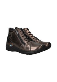 Bronzen metalen high-top schoenen met een vetersluiting aan de voorkant, voorzien van een zijrits, textuurleer en een zwarte rubberen zool.