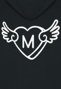 Felpa nera con cappuccio caratterizzata da un design ricamato bianco che raffigura un cuore con ali e la lettera "M" al centro. Il design è audace e prominente.