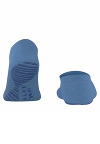 Niebieskie skarpetki do kostki o gładkiej teksturze i żebrowanym ściągaczu, z ciemnoniebieską wzorzystą podeszwą z logo i rozmiarem.