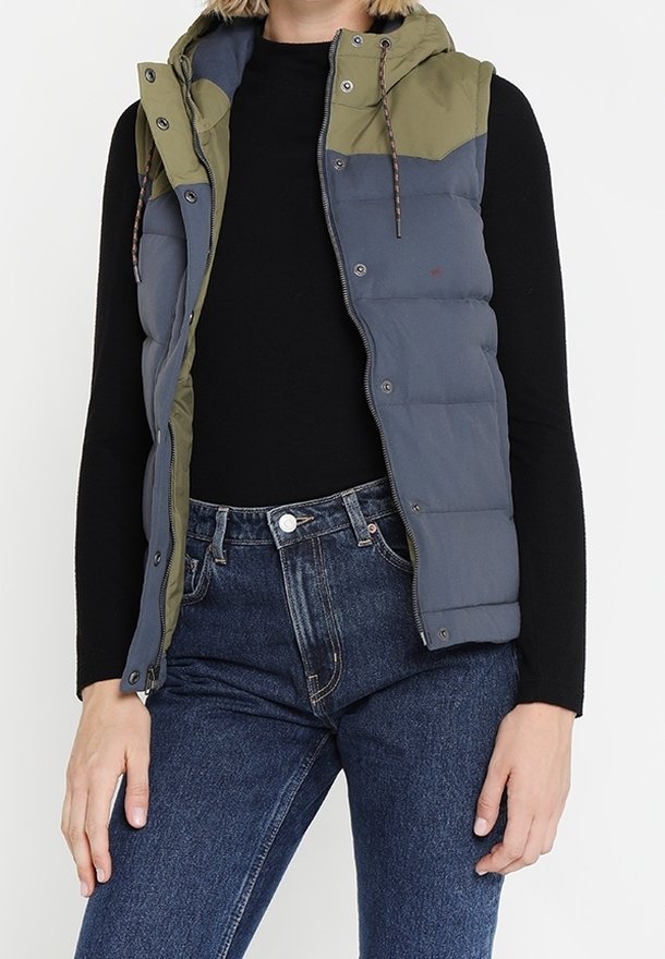 Hooded pufferväst med en färgblockdesign i grön och blå, med dragkedjestängning och snörningsdetaljer. Strukturerat material med vadderad mönstring.