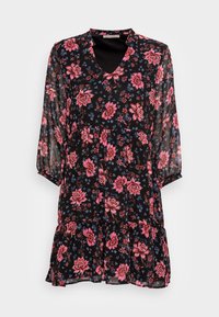 Vestido floral preto com flores rosa e azuis, mangas longas transparentes, decote em V, design em camadas, tecido leve e bainha com volantes.