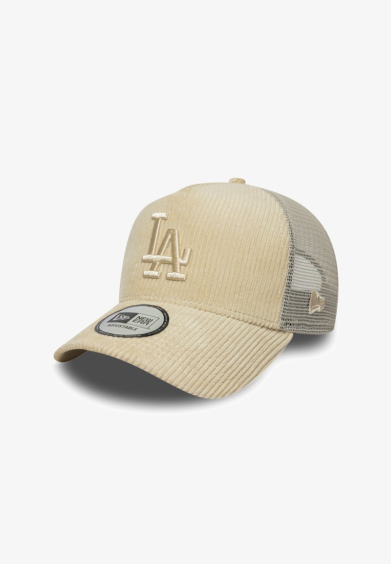 Casquette de baseball beige en velours côtelé avec logo "LA" brodé à l'avant et dos en mesh beige, sangle ajustable sous la visière.