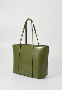 Sac en cuir vert olive avec deux longues poignées, de forme rectangulaire, texture lisse et légère brillance en surface.