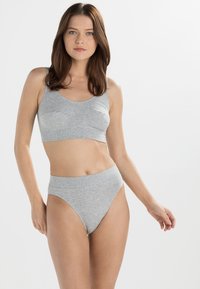 Grijze beha en set met hooggeknoopte slip van een zachte katoenen stofmix; naadloos ontwerp met een gematigde pasvorm en minimale stikseldetails.