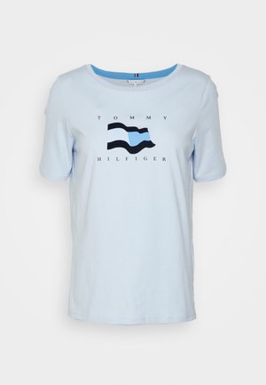 Hellblaues Baumwoll-T-Shirt mit rundem Ausschnitt, kurzen Ärmeln und einem aufgedruckten Flaggenmotiv mit dem Schriftzug "TOMMY HILFIGER" darunter.