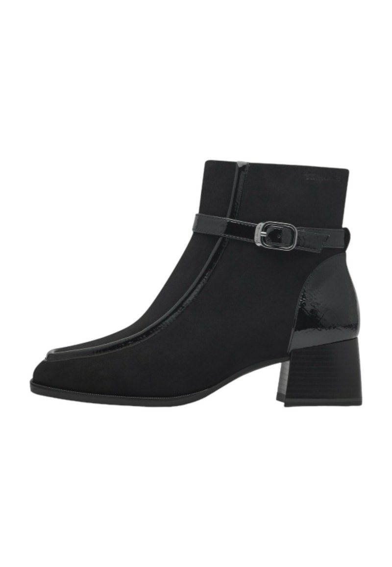 Bottines noires avec dessus en suède, accents en vernis brillant, une sangle plate avec une boucle en métal et un talon épais.