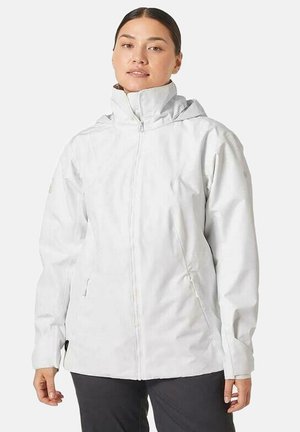 Chaqueta blanca impermeable con alto cuello y capucha, que cuenta con bolsillos laterales y un cierre frontal. Textura suave y diseño sencillo.