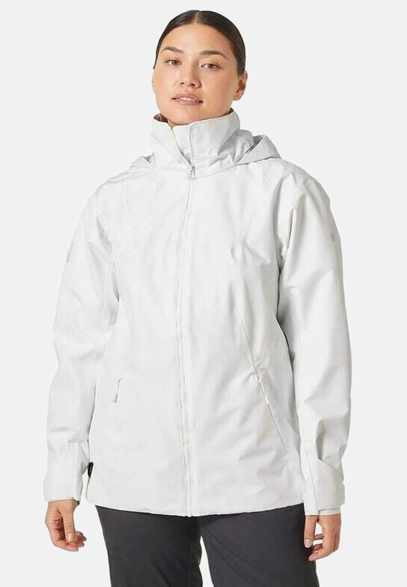 Chaqueta blanca impermeable con alto cuello y capucha, que cuenta con bolsillos laterales y un cierre frontal. Textura suave y diseño sencillo.