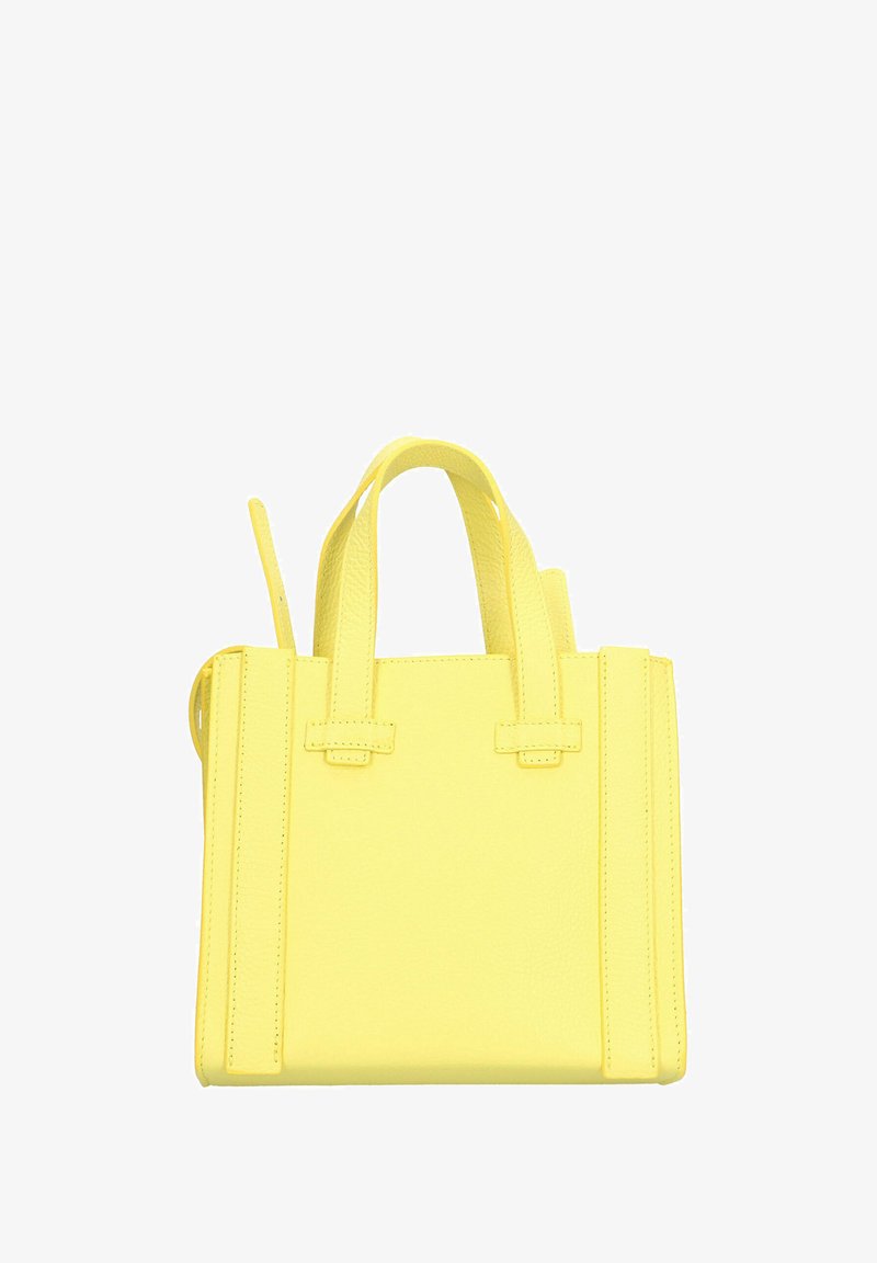 Compact gele handtas van gestructureerd leer, met twee handgrepen aan de bovenkant, een afneembare schouderband en zichtbare stiksels.