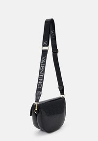 Borsa a tracolla nera con motivo logo in rilievo, forma curva, texture lucida, dettagli dorati e tracolla in tessuto con scritta "Valentino".