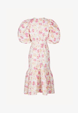 Biała sukienka midi w różowo-żółty kwiatowy wzór, z bufkami przy krótkich rękawach, dopasowaną talią i falbaną na dole.