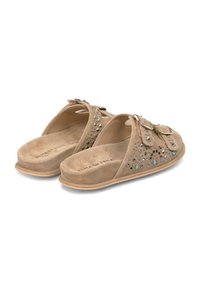 Tan suède slip-on sandalen met decoratieve rhinestones en twee gespen. Lichtgewicht ontwerp met een verhoogde zool voor extra comfort.