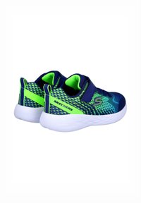 Zapatillas Skechers con una parte superior de malla azul marino y verde neón, suela blanca, correa ajustable y diseño de patrón texturizado.