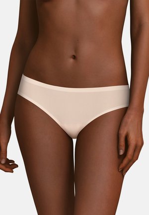 Slip bikini beige in misto cotone con finitura liscia, caratterizzati da una fascia alta e morbida in vita e un design minimalista.