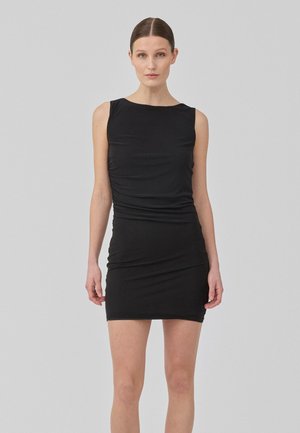 Robe noire sans manches en tissu doux et extensible, présentant des détails froncés sur le côté et une silhouette cintrée.