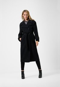Unselected, schwarz