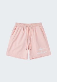 Shorts décontractés rose clair avec taille élastique, cordon de serrage, poches latérales et logo étoile blanche au-dessus de "PXP" sur la jambe gauche.