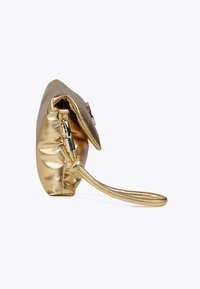 Zlatá kabelka na ruku vyrobená z lesklého kovového materiálu. Vybavena zipovým uzávěrem, odnímatelným zápěstním popruhem a hladkým povrchem.