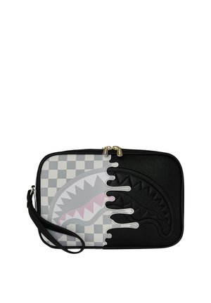 Portapenne rettangolare con cerniera e cinturino da polso, design diviso: sinistra motivo a scacchi grigio con grafica di uno squalo, destra nero solido con motivo squadrato in rilievo.