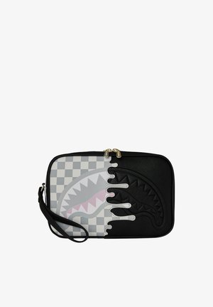 Bolsa rectangular con cremallera y correa de muñeca, diseño dividido: lado izquierdo en tablero ajedrez gris con gráfico de tiburón, lado derecho sólido negro con diseño de tiburón en relieve.