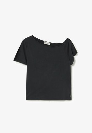 Haut noir à manches courtes avec un décolleté large, fabriqué en tissu lisse. Présente un design minimaliste et un accent de logo au niveau de l'ourlet.