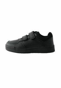 Chaussure de sport noire avec une tige en cuir lisse et synthétique, dotée de deux bandes Velcro réglables et d'une semelle en caoutchouc texturée.