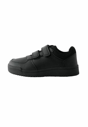 Chaussure de sport noire avec une tige en cuir lisse et synthétique, dotée de deux bandes Velcro réglables et d'une semelle en caoutchouc texturée.