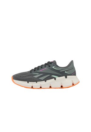Zapatilla de correr Reebok gris oscuro con parte superior de malla, detalles en verde claro, logo rosa, suela blanca gruesa con dibujo naranja y cordones negros.