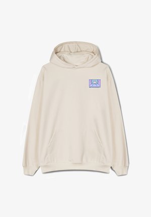 Sudadera con capucha color crema, hecha de tela suave, que presenta un bolsillo frontal y un gráfico de montaña multicolor en el lado izquierdo del pecho.