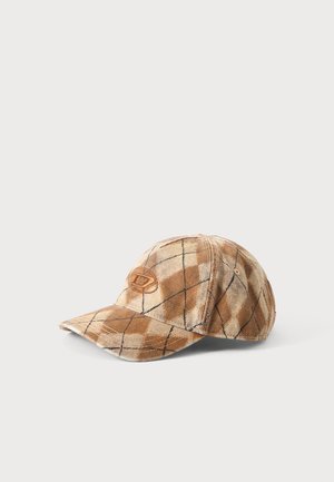 Beige og brun ternet baseballcap med buet skygge og en læderpatch med præget logo foran.