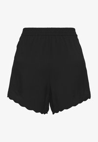 Černé dámské šortky s elastickým pasem a vykrojeným lemem, položené na bílé pozadí.