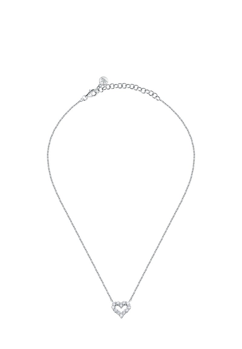 Collana in argento con pendente a forma di cuori decorato con pietre trasparenti, che presenta una superficie lucida e un design delicato.