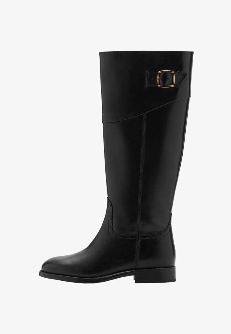 Svart läder stövel som når knäna med en slät yta, rund tå, låg blockklack och en dekorativ spänne på sidan.