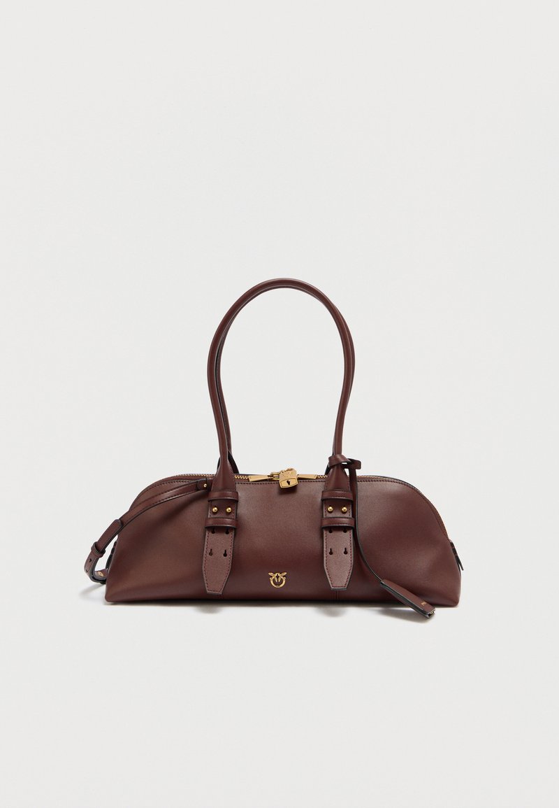 Καφέ δερμάτινη τσάντα με δύο κοντά χερούλια, χρυσά μεταλλικά στοιχεία και ραμμένες λεπτομέρειες. Διαθέτει κλείσιμο με φερμουάρ και διακοσμητικό λογότυπο στο μπροστινό μέρος.