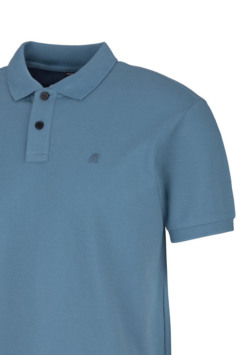 Polo azzurro a maniche corte con due bottoni neri, colletto e polsini a coste, e un sottile logo ricamato sul lato sinistro del petto.