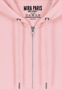 Felpa rosa con zip realizzata in 100% cotone, con zip frontale, cordini e l'etichetta del marchio "MIRA PARIS" all'interno del collo.