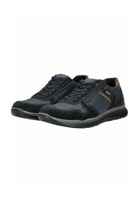Heren sportieve schoenen in navy blauw en zwart leer met textuuraccenten, voorzien van een vetersluiting en een zijritsdetail.