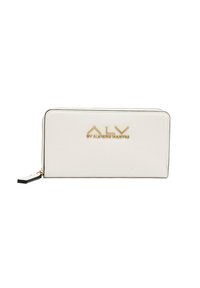 Portafoglio bianco in pelle con logo dorato in rilievo "ALV" e "by Alviero Martini." Presenta una chiusura con zip e una forma rettangolare con dettagli neri.