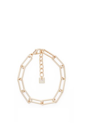 Bracelet en métal doré avec des chaînes rectangulaires liées, comportant un petit charme carré et un fermoir à pince.