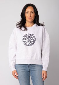 Grijze katoenen sweatshirt met ribgebreide manchetten en zoom, met een zwart grafisch ontwerp van een brein en bloemen met de tekst "DENK ER NIET TE VEEL OVER NA."