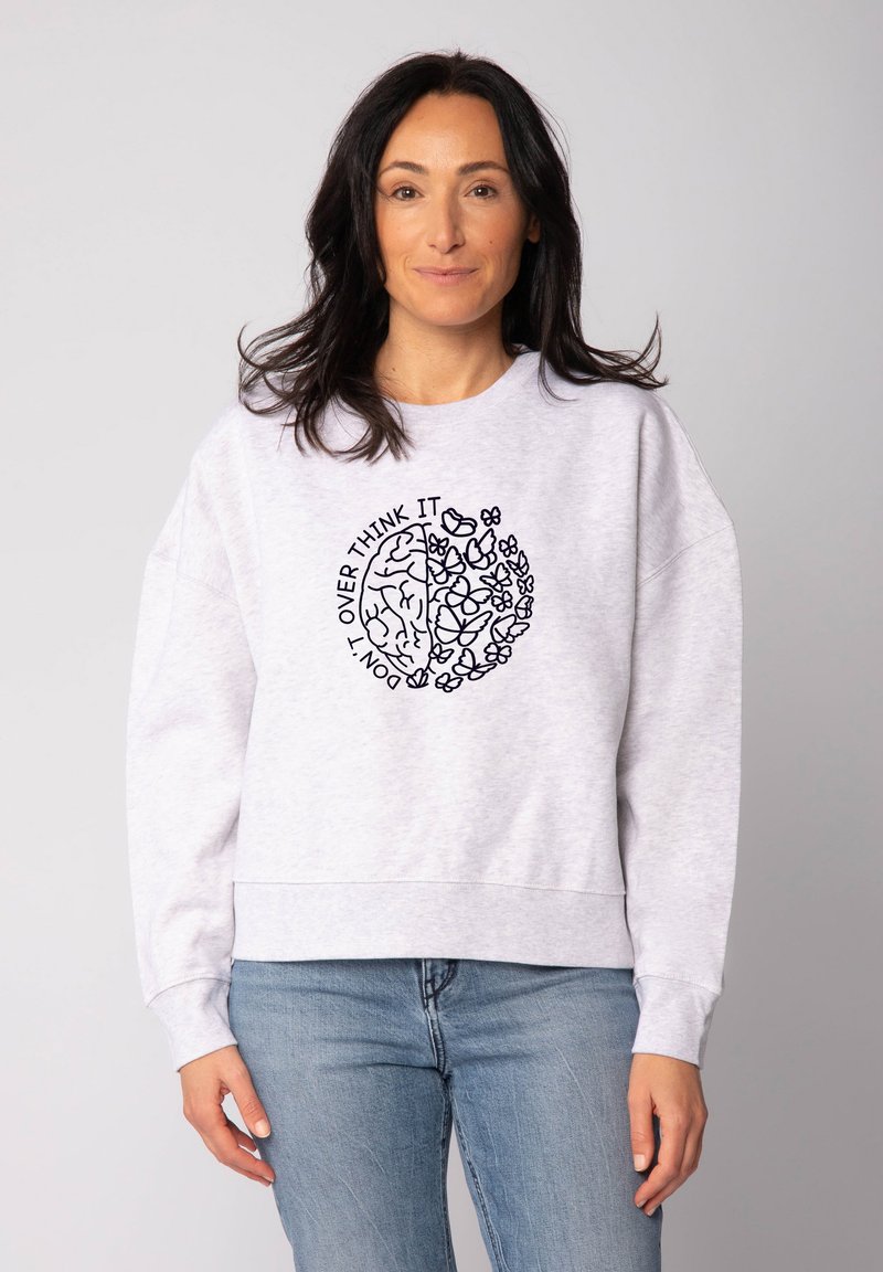 Grijze katoenen sweatshirt met ribgebreide manchetten en zoom, met een zwart grafisch ontwerp van een brein en bloemen met de tekst "DENK ER NIET TE VEEL OVER NA."
